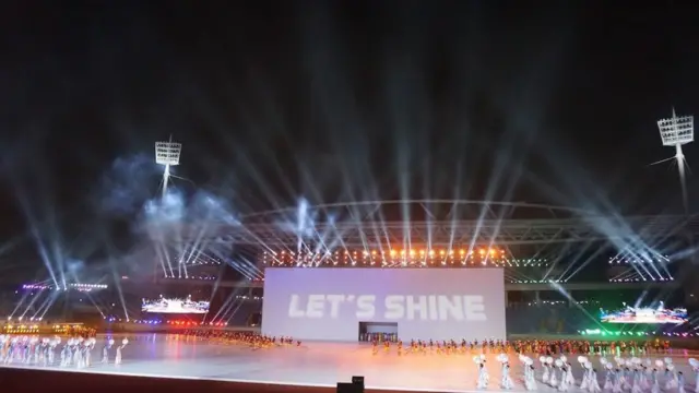 Các nghệ sĩ nổi tiếng như Hồng Nhung, Tùng Dương, Bùi Công Duy, Linh Nga… cùng biểu diễn với linh vật sao la, biểu tượng của 54 dân tộc Việt Nam, đại diện 11 quốc gia vùng Đông Nam Á