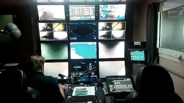 Монітори з зображенням об'єктів на дні