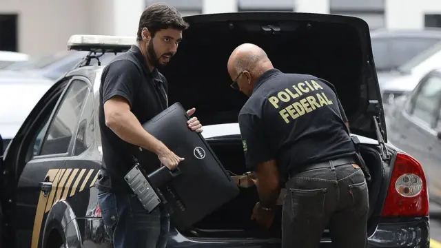 Polícia Federal apreende computadores na operação Lava jato no Rio