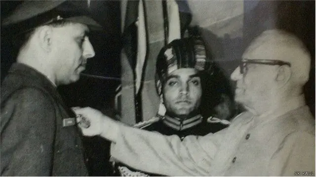 विंग कमांडर एसके कौल को महावीर चक्र देते राष्ट्रपति गिरी