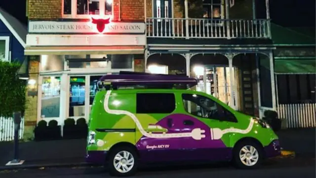 أثار منظر السيارات ريبة الشرطة