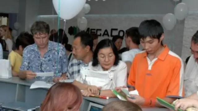 Б. Казаков: Мен билгенден "Пенвел" акциялардын кайсы бир пайызына ээ экенин айтып келет. Бирок бүгүнкү күндө "Мегаком" 100 пайыз өкмөттүн эсебинде