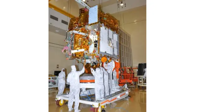 ఆస్ట్రోసాట్‌ను అంతరిక్షంలోకి పంపేందుకు సిద్ధం చేస్తున్న ఇస్రో శాస్త్రవేత్తలు