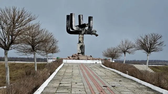 Разрушенный российским обстрелом мемориал жертв Холокоста. Окрестности Харькова, 27 марта 2022 г.