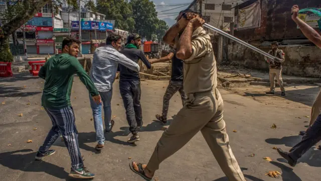 শ্রীনগরে পুলিশের বেধড়ক পিটুনি (ফাইল ফটো)। পুলিশের বিরুদ্ধে মানবাধিকার লঙ্ঘনের বিস্তর অভিযোগ রয়েছে ভারত শাসিত কাশ্মীরে