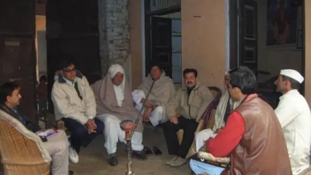 বাবা শাহ মালের পরিবারের সদস্যদের সঙ্গে গবেষক দল