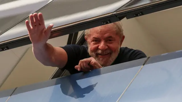 Lula sorri e acenalogo real betdentrologo real betjanela