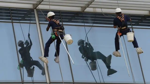 बिल्डिंग पर मज़दूर