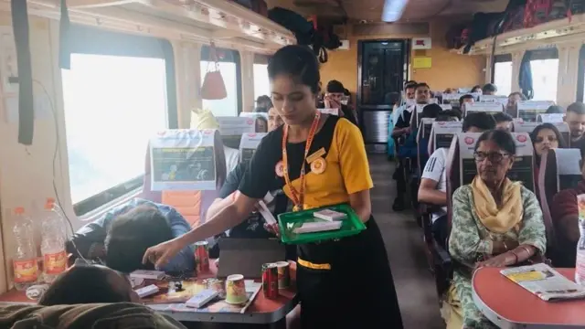 तेजस एक्स्प्रेसच्या 'होस्टेस'