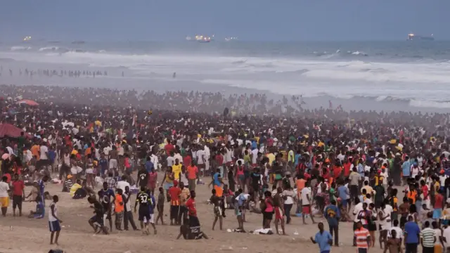 People pack enter di Labadi beach for Accra