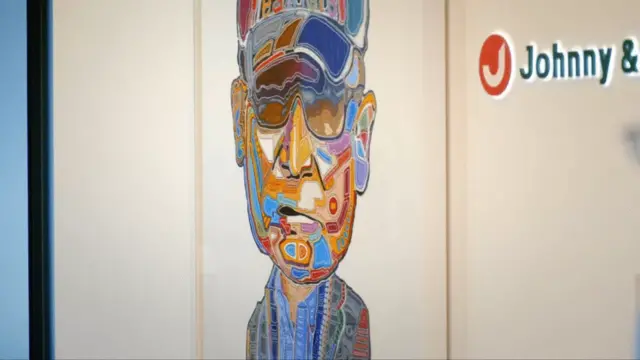 키타가와의 얼굴을 담은 예술 작품