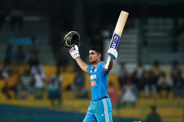 ශුබ්මන් ගිල් සිය එක්දින තරග දිවියේ පස්වන ශතකය රැස් කිරීමට සමත් වුයේ පන්දු 117ක් තුළදීය.