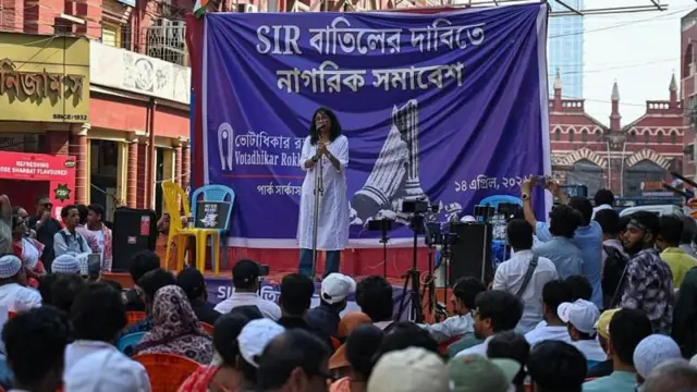 कोलकात्यात 14 एप्रिल रोजी मतदार यादीतून काढलेली नावे पुन्हा समाविष्ट करण्याची मागणी करण्यासाठी एक आंदोलन करण्यात आले. पश्चिम बंगालमध्ये एसआयआरला मोठ्या प्रमाणात विरोध झाला आहे.