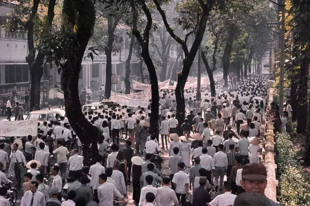 Sinh viên biểu tình ở Sài Gòn vào tháng 11/1967, khi các cuộc biểu tình đòi hòa bình, bầu cử dân chủ và quyền tự chủ dân tộc bùng lên