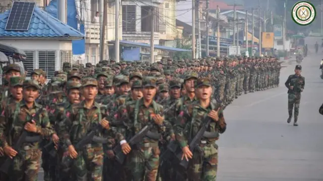 TNLAရဲ့ အခြေခံစစ်သင်တန်း လေ့ကျင့်နေတဲ့မြင်ကွင်း (ပုံဟောင်း)