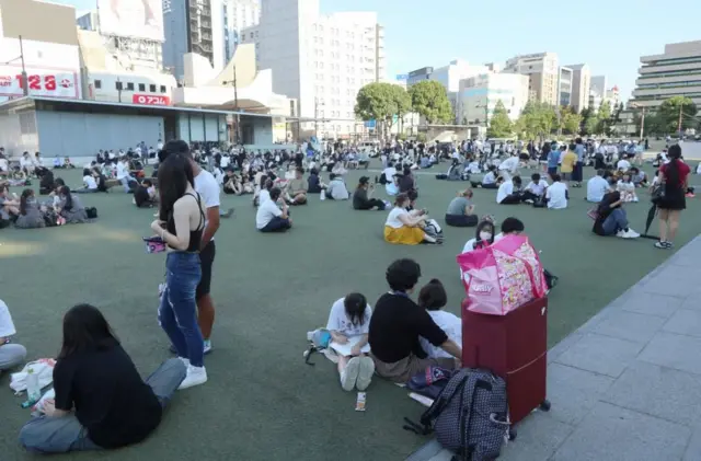Warga Jepang berkumpul setelah gempa