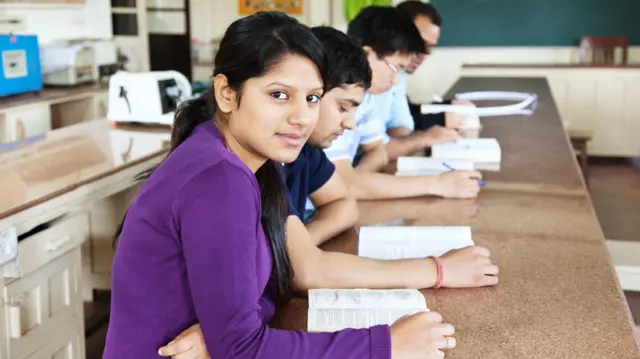 చదువుకుంటున్న పిల్లల ఫోటో 