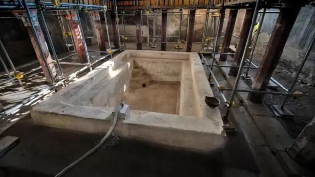 थंड पाण्याच्या हौद किंवा छोट्या तलावात 20 ते 30 लोक स्नान करू शकायचे