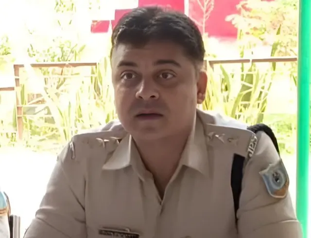एसआईटी प्रमुख उपाधीक्षक आलोक रंजन ने बताया कि उनकी जांच में पुलिस टीम का आचरण संदेहास्पद प्रतीत हुआ था
