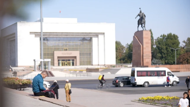 Владимир Бишкекте эки досу менен үч бөлмөлүү батирде жумасына 35000 сом төлөп жашап жатат.