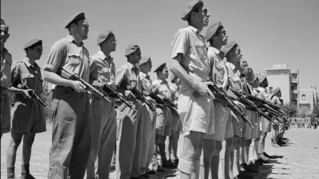 बंडखोर गट इरगुन इस्रायली सैन्यात सहभागी करून घेतला असला तरी स्वतःती वेगळी तुकडी संचलित करत असे