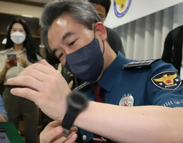 2022년 9월 21일 당시 윤희근 경찰청장이 범죄 피해자보호 대응체계에 대한 현황을 점검하면서 스마트워치 작동을 체험하고 있다