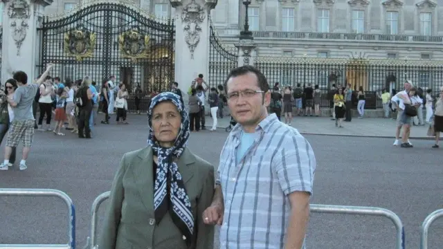 Aziz ve annesi Hepizikhan Nizamidin Buckingham Sarayı önünde 