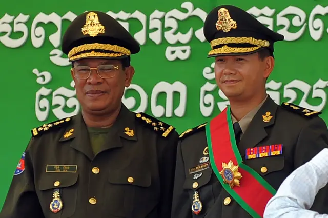 Ông Hun Sen và con trai trưởng Hun Manet, hiện là thủ tướng Campuchia