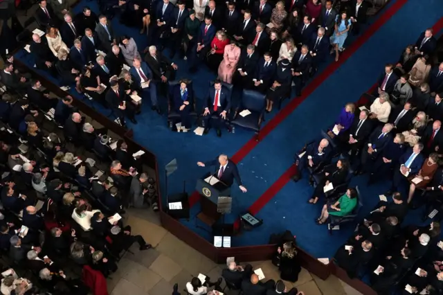 Trump discursa rodeado de convidados 