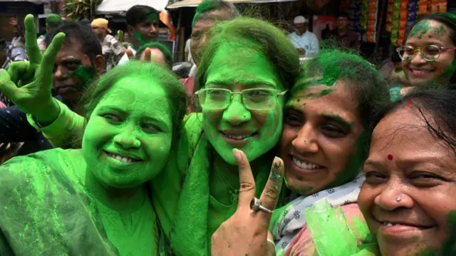 Hindistan'da oy sayımı devam ediyor