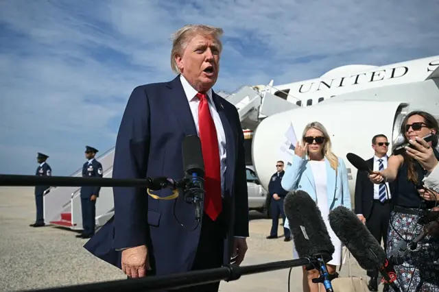 El presidente de Estados Unidos, Donald Trump, habla con los periodistas antes de subir al Air Force One en la Base Conjunta Andrews, en Maryland, el 21 de agosto de 2026.
