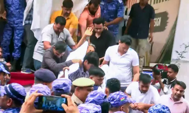 शनिवार को दिल्ली पुलिस ने कड़ी सुरक्षा के बीच सोनम वांगचुक को जंतर-मंतर से हटाकर सफ़दरजंग अस्पताल में भर्ती करा दिया