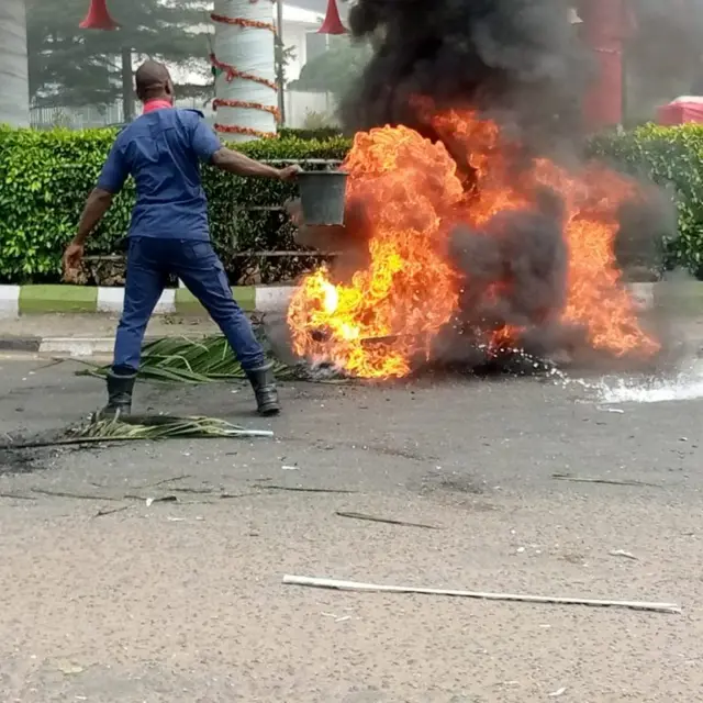 Òṣìṣẹ́ ààbò tó ń bu oni pa áyà tí àwọn tó ń fẹ̀hónúhàn sun kalẹ̀ 