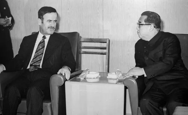 صورة مؤرخة بشهر أكتوبر/تشرين الأول 1974، تظهر الرئيس السوري حافظ الأسد يلتقي الزعيم الكوري الشمالي الراحل كيم إيل سونغ في بيونغ يانغ.