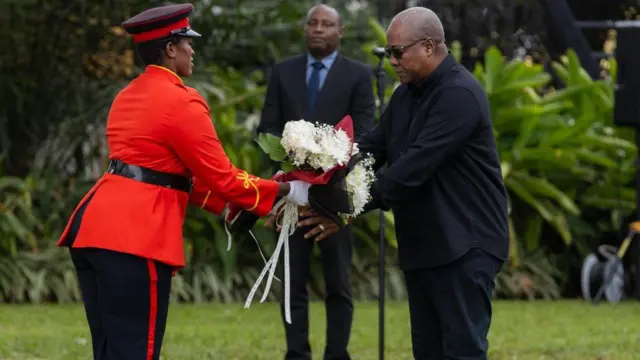 Mahama receive flowers to lay in memory of crash victims 