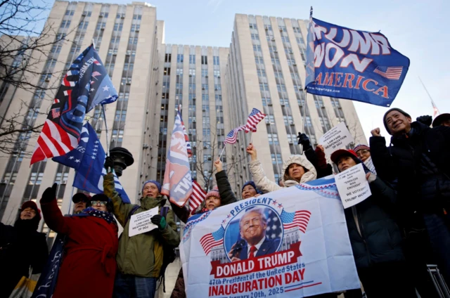 Partidarios de Trump afuera del tribunal de Nueva York