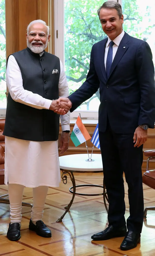 ग्रीस के प्रधानमंत्री के साथ हाथ मिलाते हुए प्रधानमंत्री नरेंद्र मोदी
