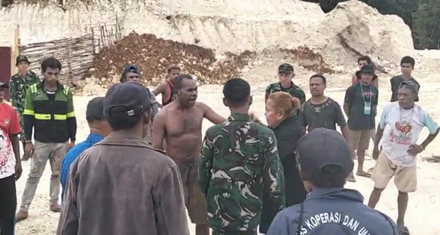 Marina Rumawak sempat terlibat perdebatan dengan pihak keluarga Rejauw mengenai jadwal pertemuan yang tak pernah menemui keputusan bersama.