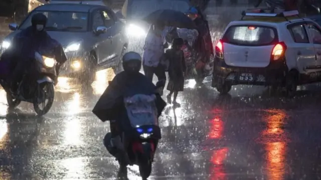 काठमाण्डूमा वर्षा हुँदा सडकमा सवारीसाधन