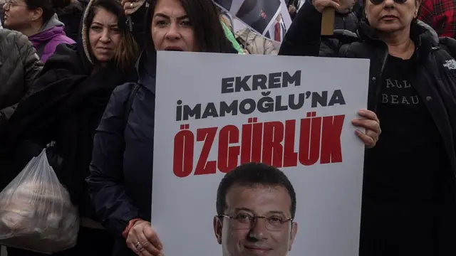 Silivri'de görülen duruşma öncesinde mahkeme önünde "Ekrem İmamoğlu'na özgürlük" yazılı bir döviz taşıyan kadın
