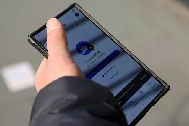 گوشی تلفن در دست یک نفر دیده می‌شود. ر.ی صفحه تلفن نوشته شده که شما آفلاین هستید.