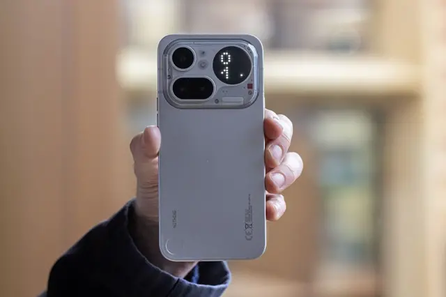 Una mano sostiene un teléfono inteligente.