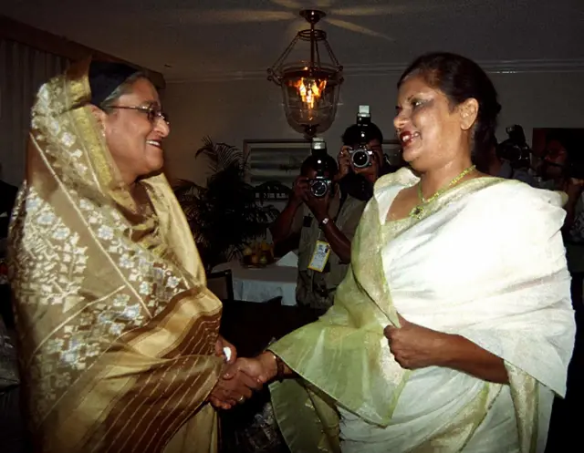 වර්තමාන බංගලාදේශ අගමැතිනිය වන ශෙයික් හසීනා සහ ශ්‍රී ලංකාවේ ප්‍රථම කාන්තා ජනාධිපතිනිය වූ චන්ද්‍රිකා බණ්ඩාරනායක කුමාරතුංගයි.