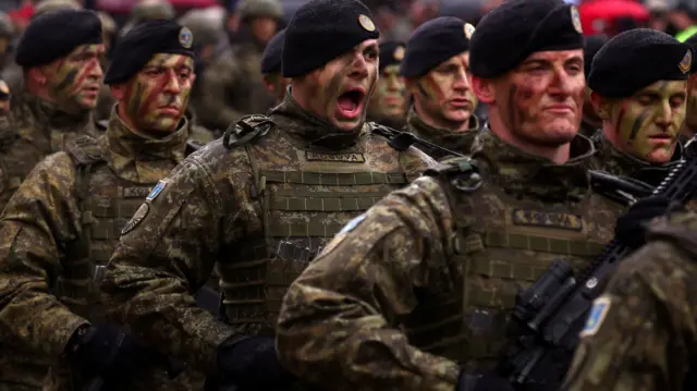 Pripadnici Kosovskih bezbednosnih snaga marširaju na paradi tokom proslave 18. godišnjice nezavisnosti Kosova u Prištini