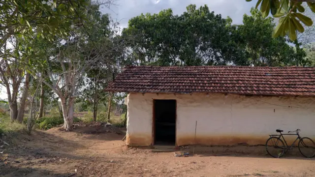 කරුණාවතීගේ නිවස මැටියෙන් තනා ඇති අතර නිවසේ උළු සෙවිලිකර තිබේ. මුලුතැන්ගෙයි කොටසද මැටියෙන් තනා තිබුණත් ඊට සෙවිලිකර ඇත්තේ තහඩුය.