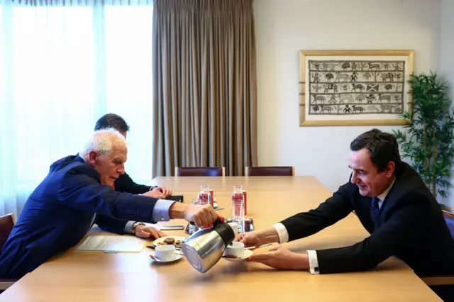 Žozep Borelj sipa čaj u šolju Aljbina Kurtija