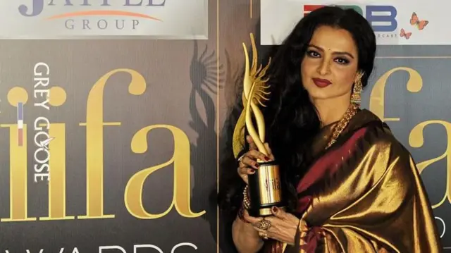 आयफा अवॉर्डच्या ट्रॉफीसोबत रेखा