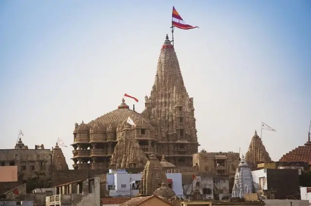 આઈએનએસ વિક્રાંત કરાચી બંદર હુમલો કે નાકાબંદીના અહેવાલ, વર્ષ 1971નું ભારત-પાકિસ્તાન યુદ્ધ તણાવ, ઑપરેશન ટ્રાઇડન્ટ, ઑપરેશન પાયથન, કરાચી બંદર ઉપર પેટ્રોલ ટૅન્કો સળગી, છ દિવસ સુધી આગ, બીબીસી ગુજરાતી આંતરરાષ્ટ્રીય સમાચાર