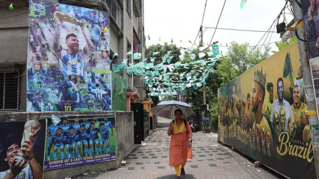 কলকাতার এক পাড়ায় আর্জেন্টিনা ও ব্রাজিলের সমর্থনে পোস্টার