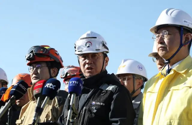 김영훈 고용노동부 장관이 15일 한국동서발전 울산화력발전소 후문 앞에서 보일러 타워 붕괴사고 관련 브리핑을 하고 있다. 